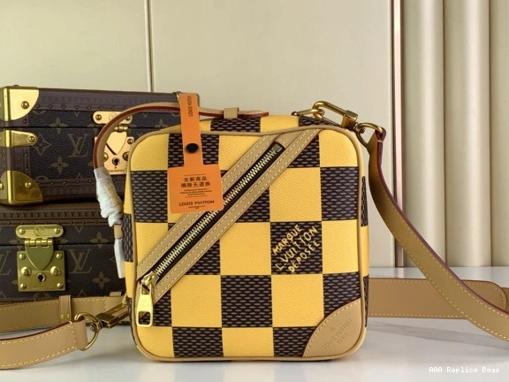 Aaa replica ru LOUIS VUITTON Chess Messenger-24*24*8CM 0715